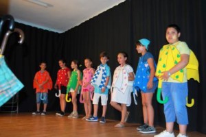 Niños paraguas. I JORNADA DE CONVIVENCIA DE TEATRO